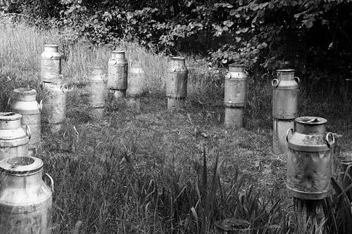 melkbussen compositie in zwart wit