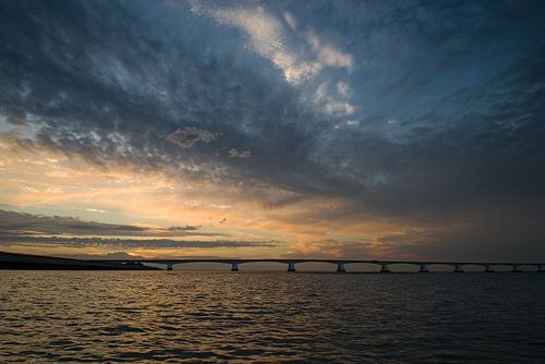 De Oosterschelde en de Zeelandbrug bij ondergaande zon