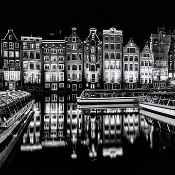 Rondvaartboten en panden in Amsterdam