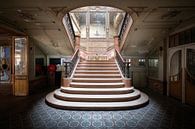 Escaliers dans un cinéma abandonné. par Roman Robroek - Photos de bâtiments abandonnés Aperçu