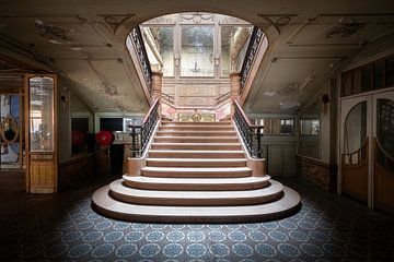 Escaliers dans un cinéma abandonné. sur Roman Robroek - Photos de bâtiments abandonnés