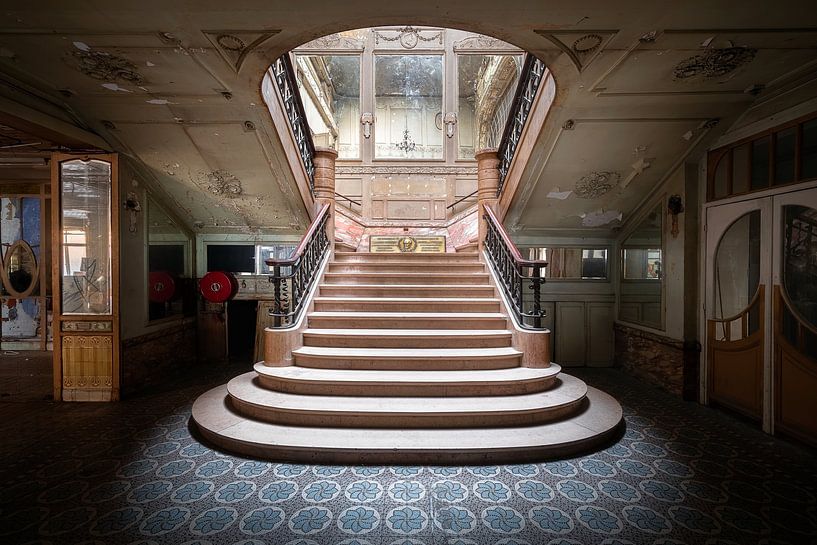 Escaliers dans un cinéma abandonné. par Roman Robroek - Photos de bâtiments abandonnés