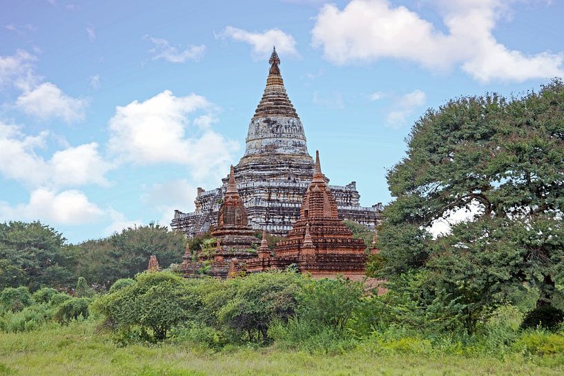 Oude pagodes op het platteland bij Bagan in Myanmar Azie van Eye on You