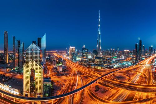 Dubai Skyline Panorama op het blauwe uur met Burj