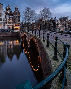 Amsterdamse grachten in het blauwe uurtje van Bas Banga