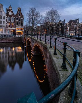 Amsterdamse grachten in het blauwe uurtje