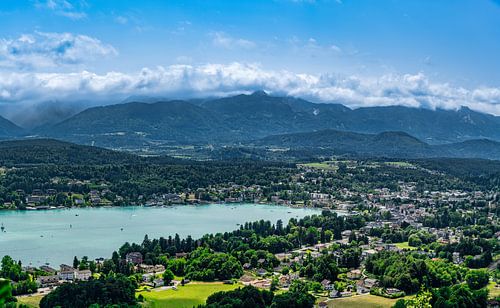 Uitzicht op de promenade in Velden aan het prachtige Woerthersee meer