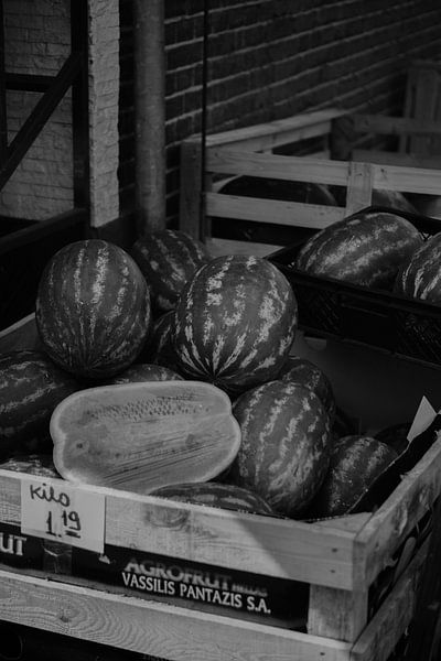 sfeervolle zwart wit foto van watermeloenmarkt van Rinaldo Ten zijthoff