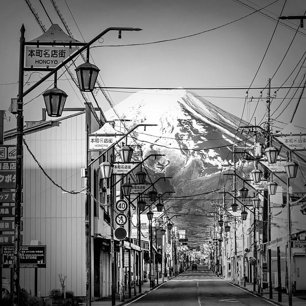 Shimoyoshida Honcho Straße mit Fuji | monochrom von Melanie Viola