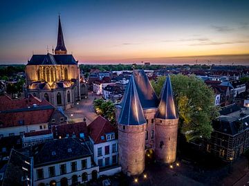 Kampen Koornmarktspoort en Bovenkerk in de oude binnenstad tijdens zonsondergang van Sjoerd van der Wal