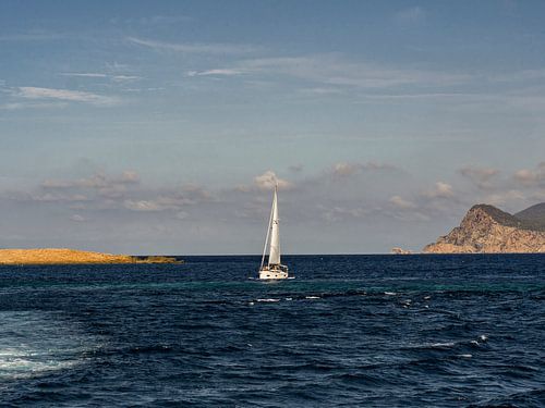 Zeilboot in de middelandse zee van Ibiza