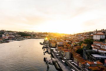 Zonsondergang in Porto vanaf de brug Ponte Luís I van Yolan Bottema