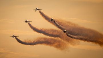 Patrouille de Suisse tijdens zonsondergang van Dennis Janssen