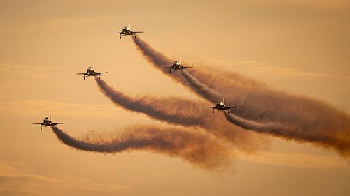 Patrouille de Suisse au coucher du soleil sur Dennis Janssen