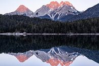 Reflexion der Berglandschaft im Wasser - Blindsee, Österreich von Hidde Hageman Miniaturansicht
