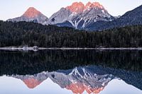 Berglandschap reflectie in het water - Blindsee, Oostenrijk