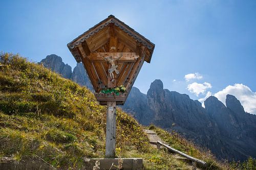 Bergkruis met Dolomietenpanorama