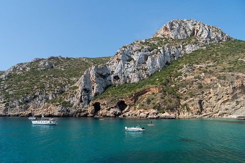 Kliffen torenen uit boven de turquoise blauwe zee