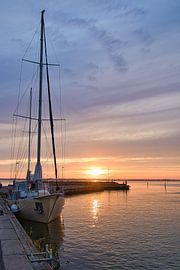 Zeilboot in de haven bij zonsondergang van Martin Köbsch