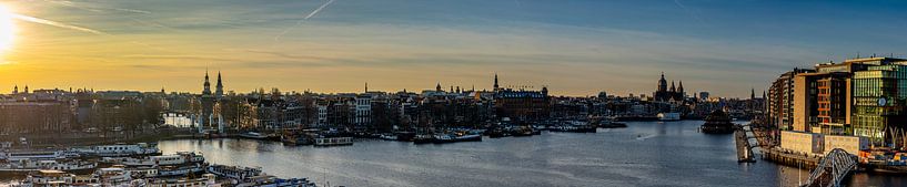 Uitzicht over Amsterdam vlak voor zonsondergan van Arthur Scheltes