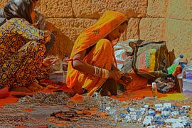 Vrouw maakt sieraden in Jaisalmer