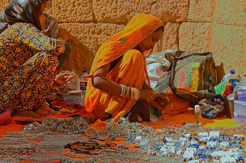 Vrouw maakt sieraden in Jaisalmer