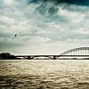 Donkere wolken boven Nijmegen van Bas Stijntjes