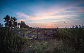 zonsondergang boven een Hollands weiland by Michel Knikker