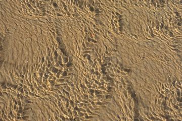 Patronen in zand en ondiep water van Kristof Lauwers
