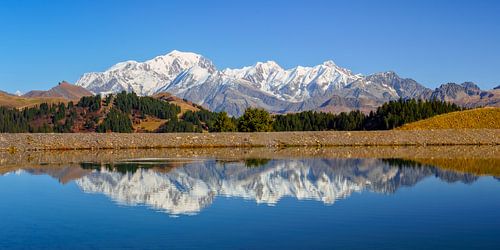 De Mont Blanc-groep wordt weerspiegeld in het idyllische bergmeer, Frankrijk