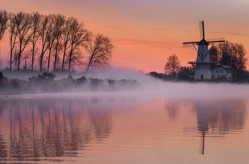 Lever de soleil brumeux au-dessus du moulin à vent De Vlinder par Paul Begijn