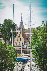 Blick auf den Hafen und den Ratsturm in Harlingen, Friesland von Daphne Groeneveld