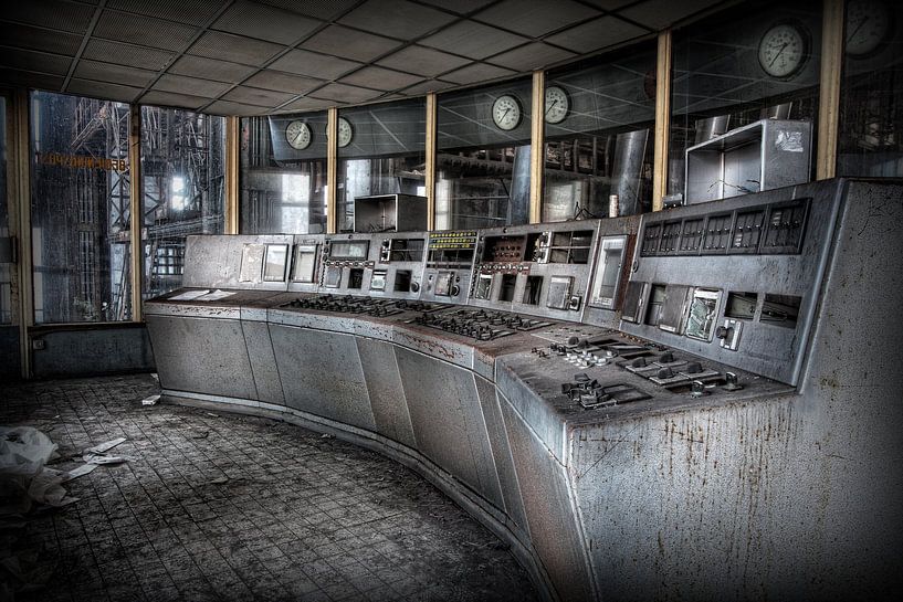 Controle kamer in een verlaten energiecentrale van Eus Driessen