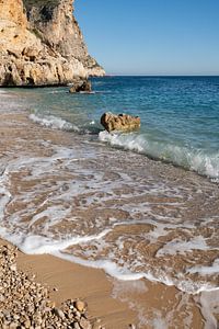 Klares Meerwasser und Wellen am Strand