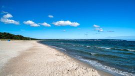 Ein Blick auf den Strand des Badeortes Prora von Andreas Völkel
