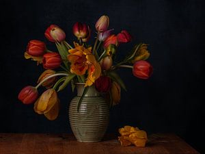 Stilleven met Tulpen. van Renee Klein