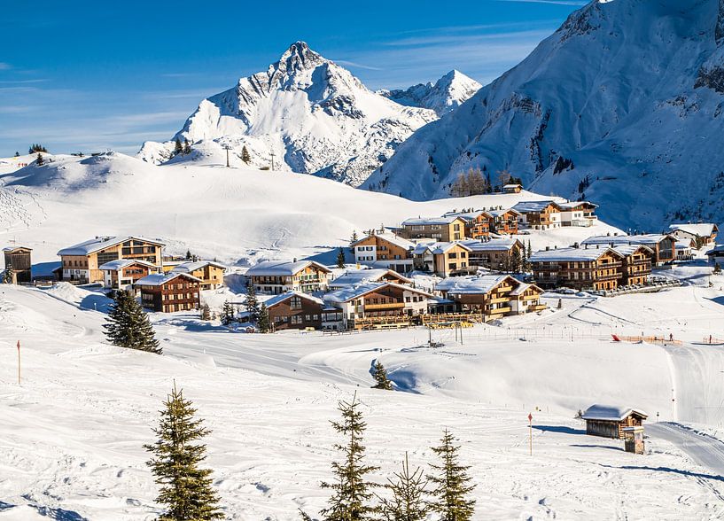 Oberlech onder strakblauwe hemel in de winter van Ralf van de Veerdonk