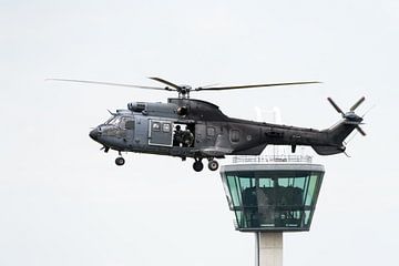 Stil hangende Eurocopter Cougar bij verkeerstoren van Wim Stolwerk