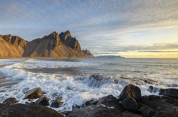 Vestrahorn Mountain - Stokksnes (IJsland) van Marcel Kerdijk