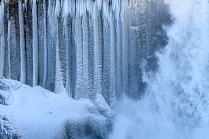 Aldeyjarfoss im Griff des Winters