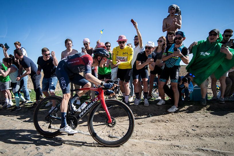 Dylan van Baarle gagne Paris - Roubaix par Leon van Bon