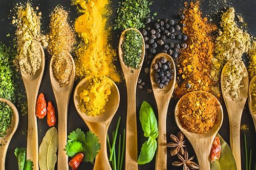 Kruiden op pollepels, herbs on wooden spoons van Corrine Ponsen