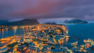 Ein Abend in der Abenddämmerung in Alesund, Norwegen