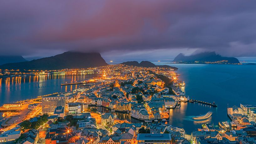Ein Abend in der Abenddämmerung in Alesund, Norwegen von Henk Meijer Photography