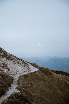 Bergpad net na zonsondergang in Oostenrijk