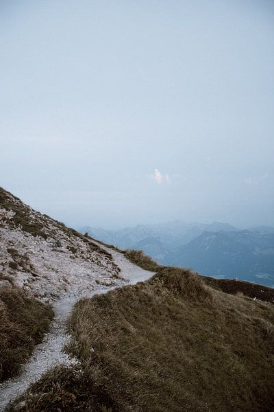 Chemin de montagne juste après le coucher du soleil en Autriche par Holly Klein Oonk