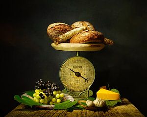 Herbstliches Stilleben mit Waage, Brot, Weintrauben und Käse.
