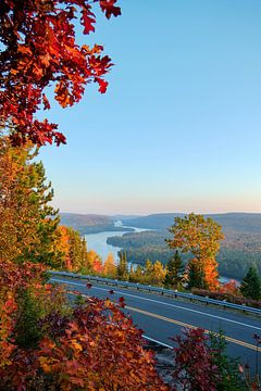 Lumière enchanteresse du soir : Paysage de rivière, Parc national de la Mauricie, Canada sur Discover Dutch Nature