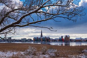 Blick über die Warnow auf die Hansestadt Rostock im Winter