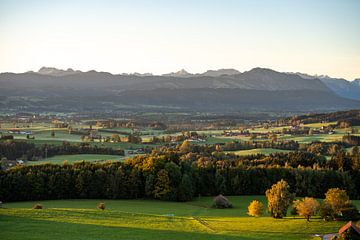 Blick in die Allgäuer Alpen und den Grünten von Leo Schindzielorz